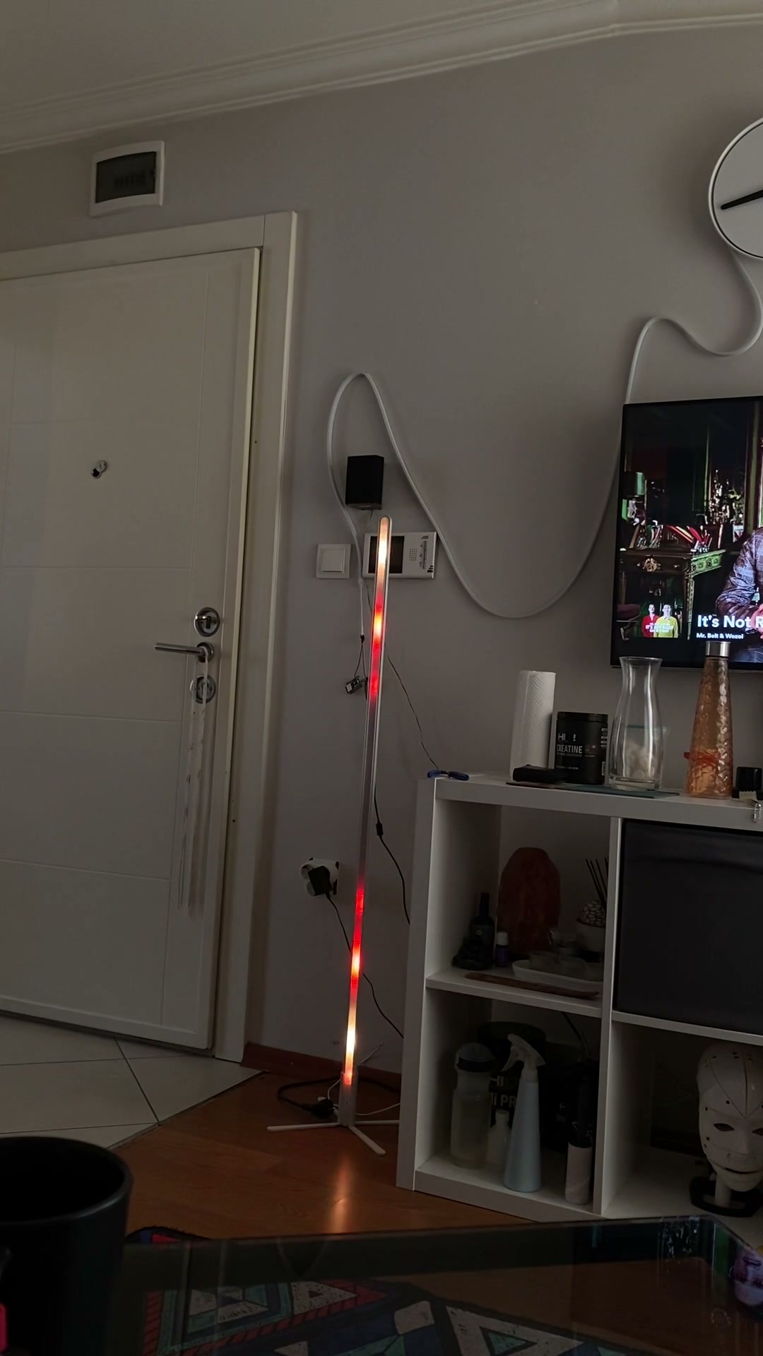 Müşteri sahnesi: TV yanında kırmızı animasyon