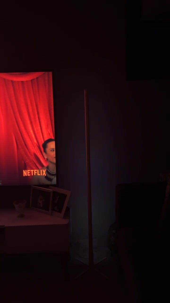 Müşteri sahnesi: TV ünitesi yanında dikey lamba